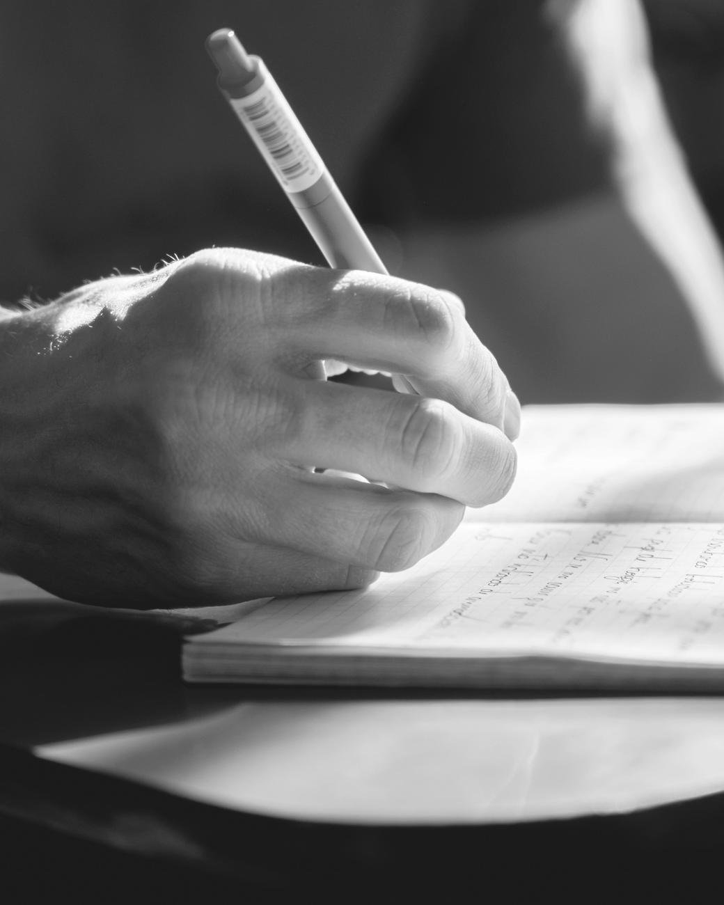Anotaciones a mano sobre un cuaderno, con esquemas y cifras de trabajo
